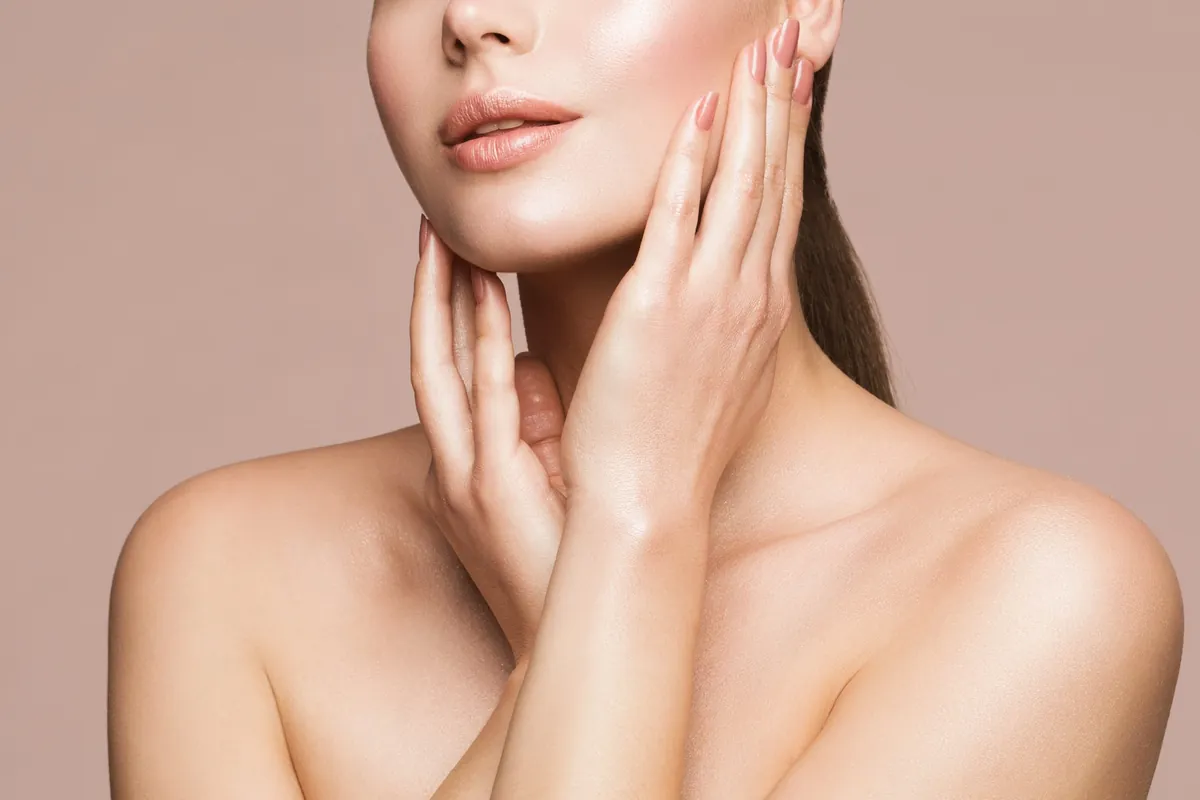 Strahlende, durchfeuchtete Haut nach Skinbooster-Behandlung